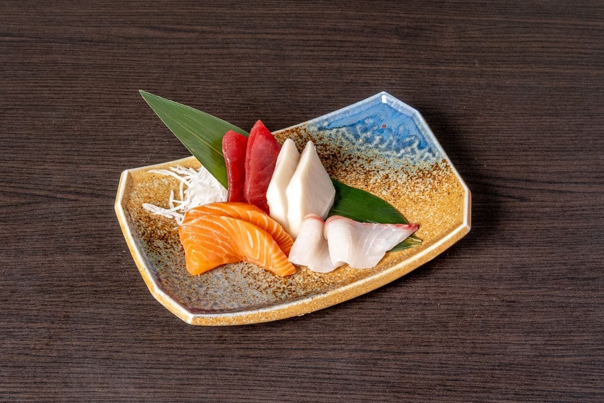 23. Sashimi Appetizer (8 pcs)