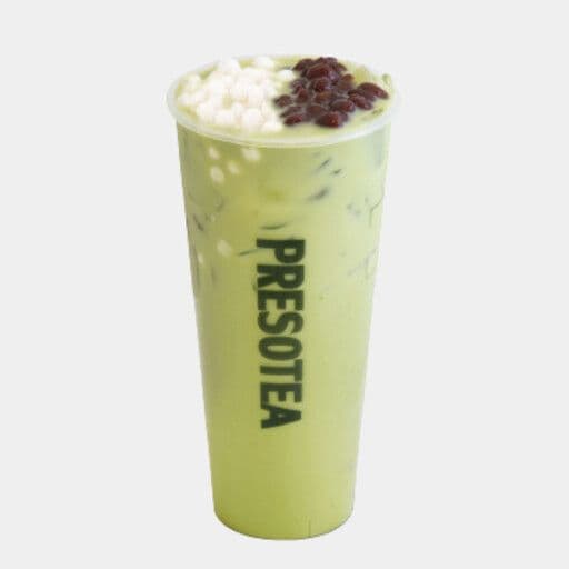 Matcha Milk Tea with Red Bean and White Pearl / Thé au lait matcha avec fèves rouges et perles de tapioca blanches