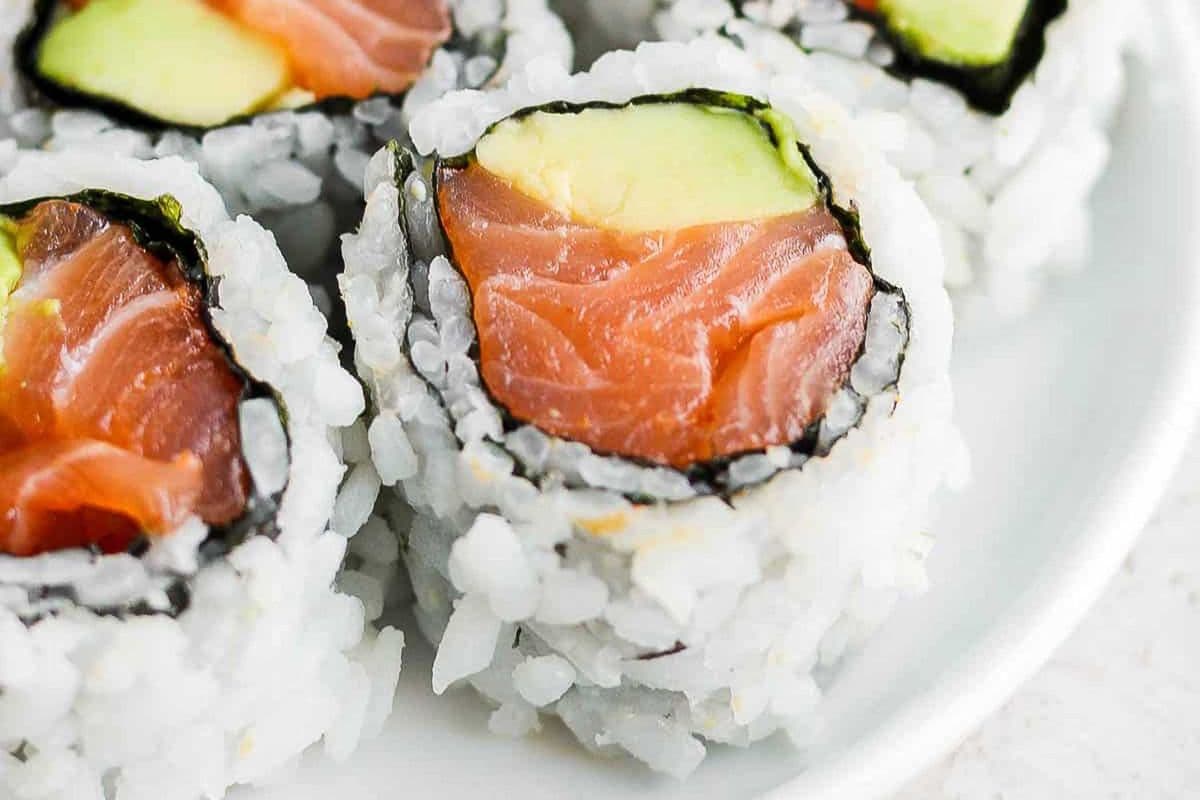 Salmon Avo Roll (08 PCS)