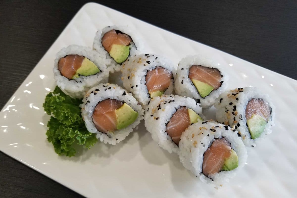 Avo&Salmon roll (8pcs)