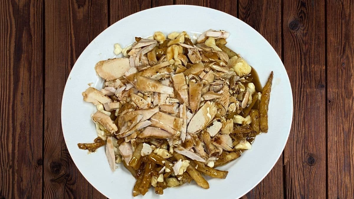 Grande poutine au poulet / Large poutine with chicken