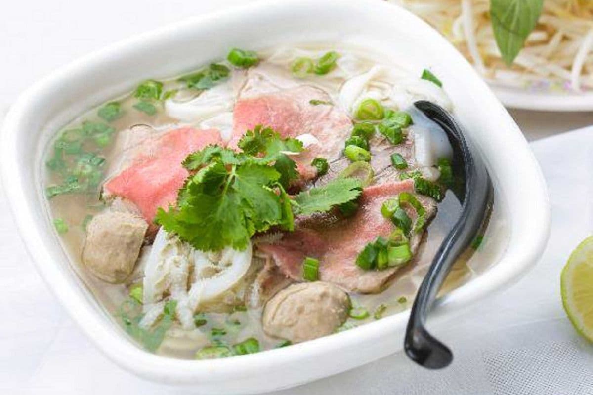 102 - Rare Beef Noodle Soup （生牛肉粉）- Pho Tai