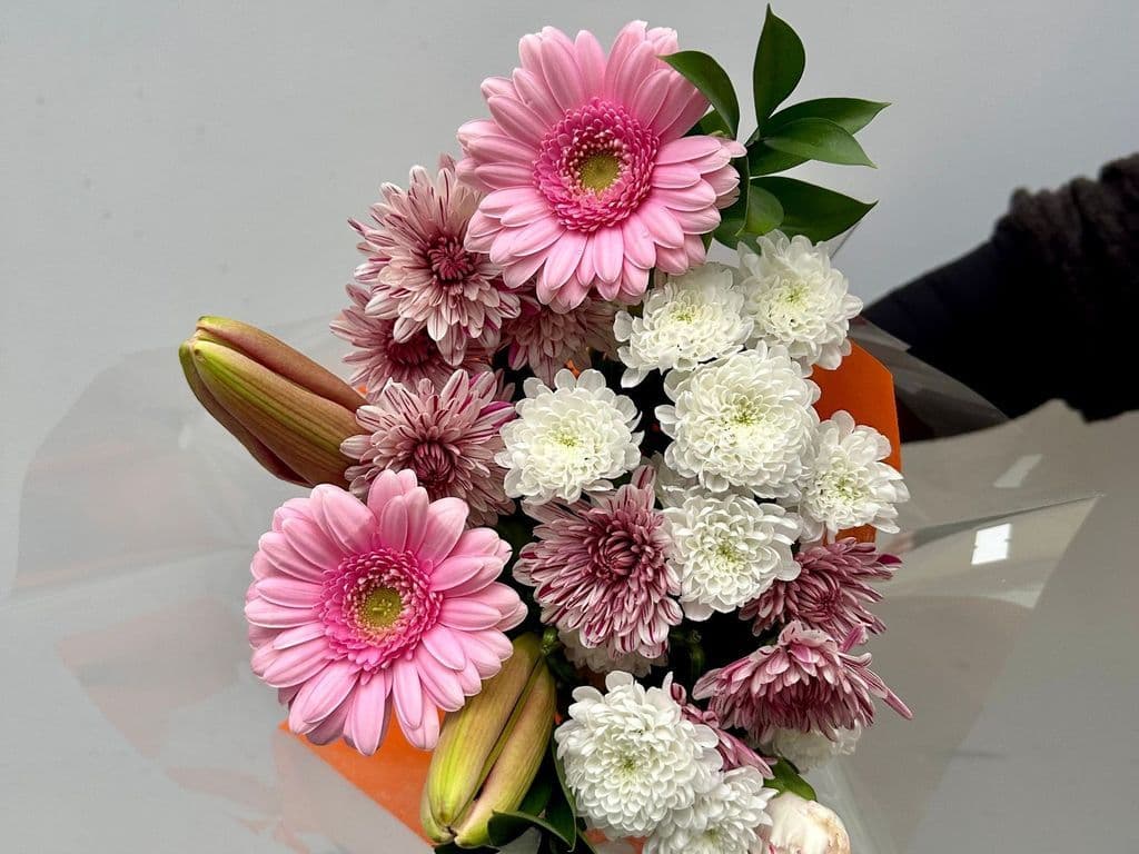 LOCAL FLOWERS - BOUQUET PINK & WHITE COLOR