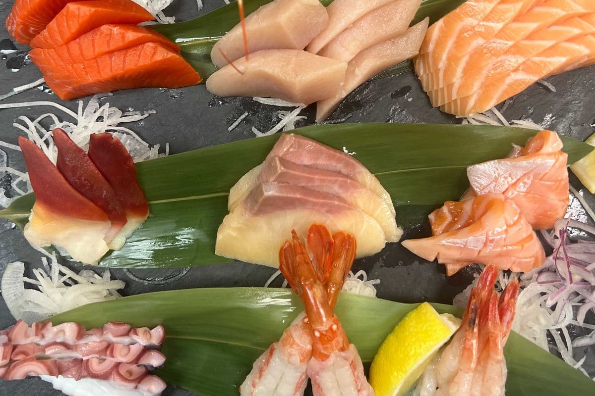 Deluxe Assorted Sashimi (30 pcs)