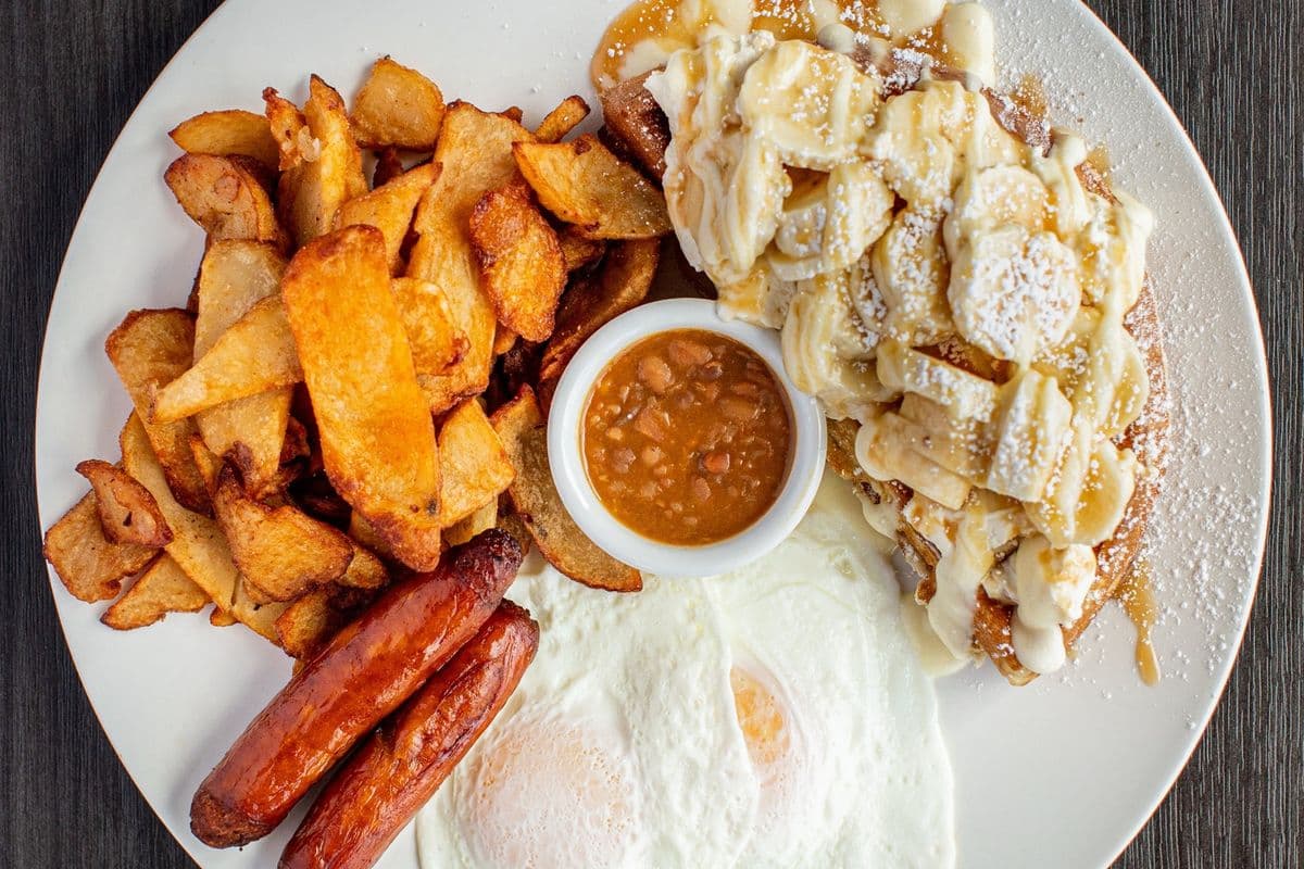 Demi-gaufre avec banane, crème anglaise et sucre à la crème
