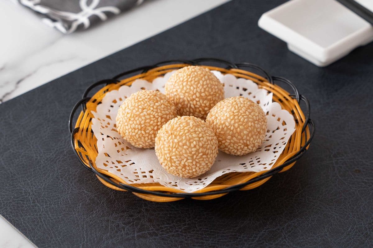 Deep Fried Sesame Ball / 紅豆芝麻球 (6 pcs)