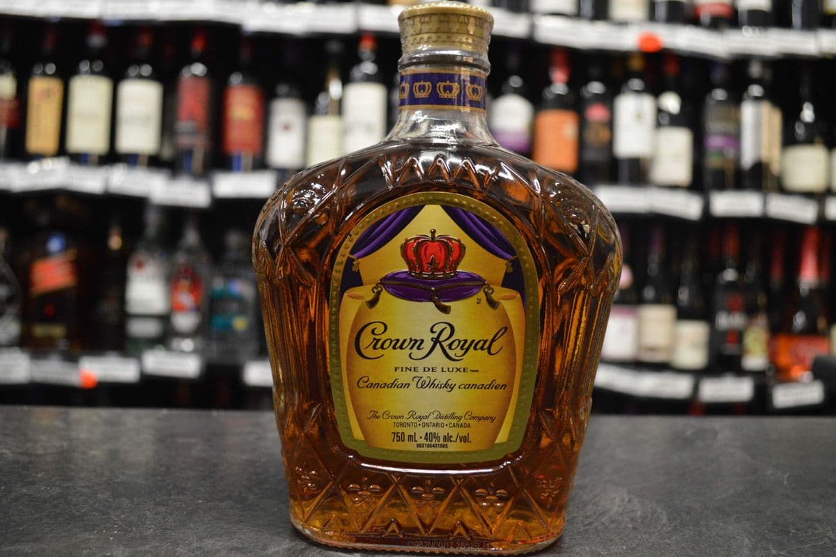 Crown Royal Canadian Deluxe Whisky (750 ml) (1 x 750)