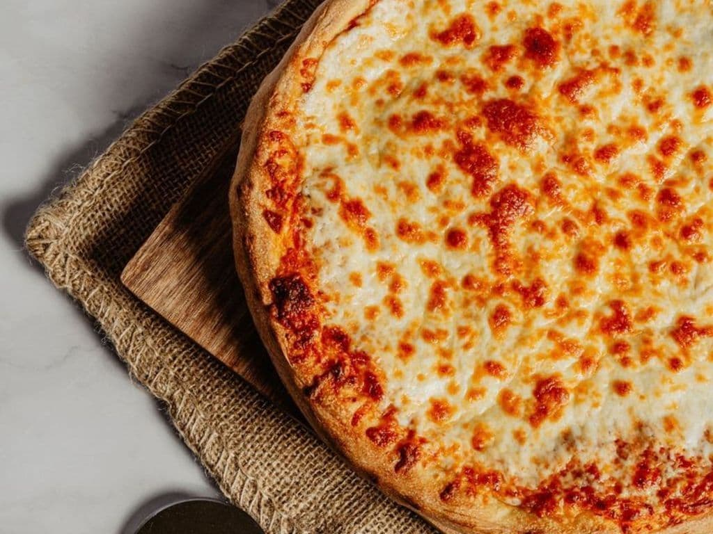 Petite Pizza au Fromage / Small Cheese Pizza