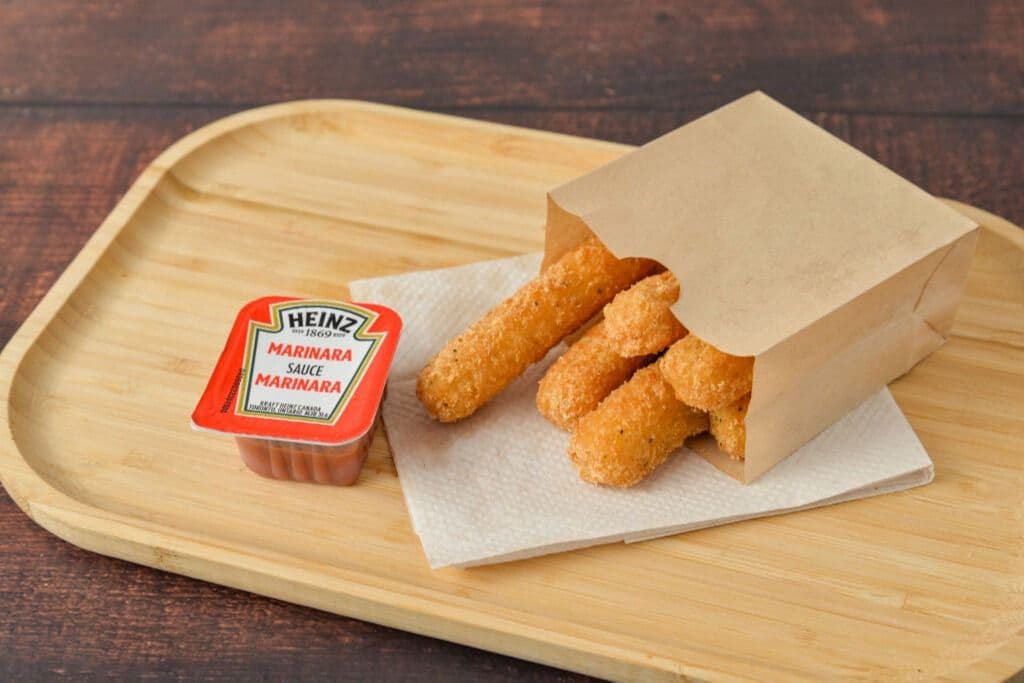 Mozzarella Sticks (6 Pcs)