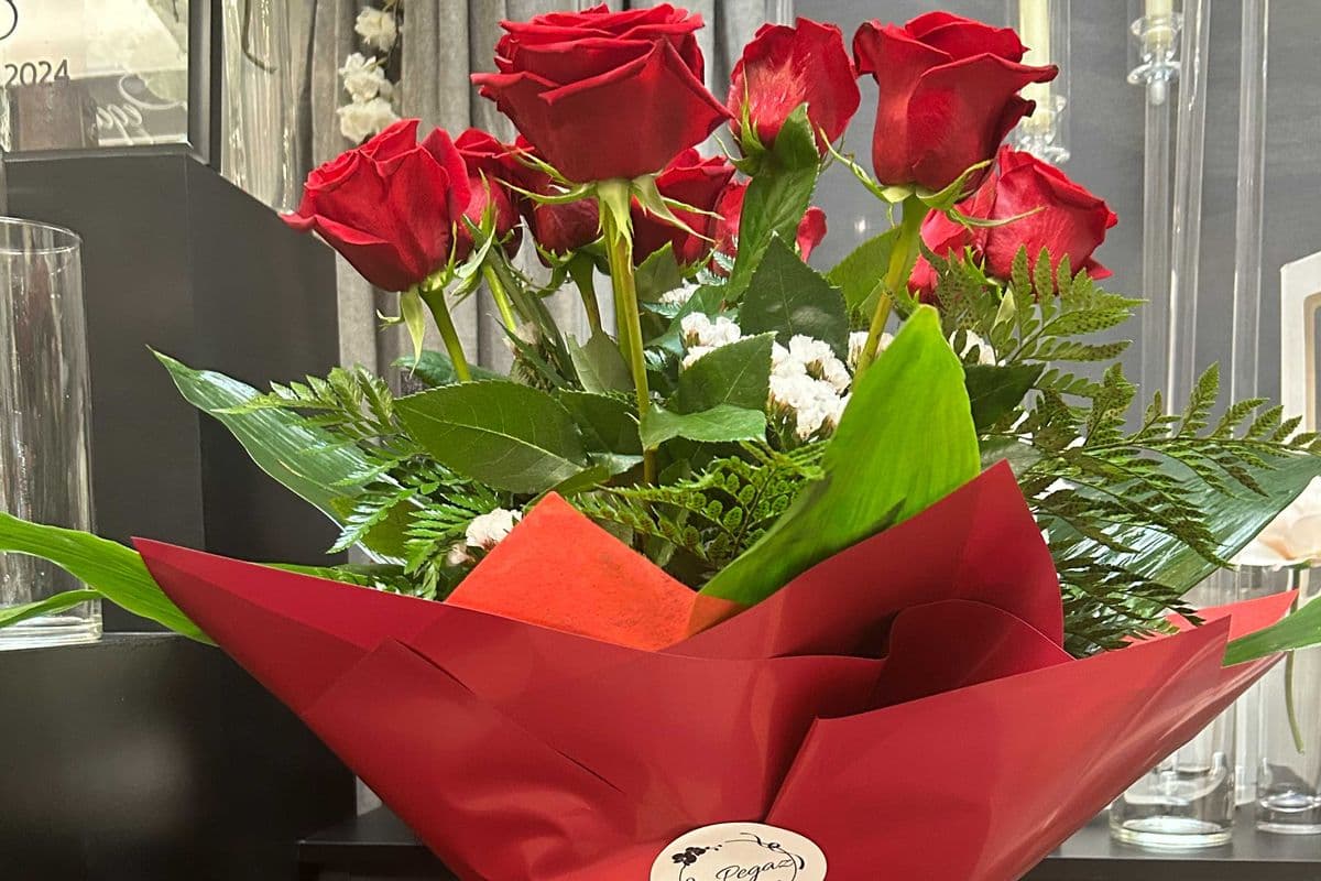 Love Bites - 12 Red Roses premium