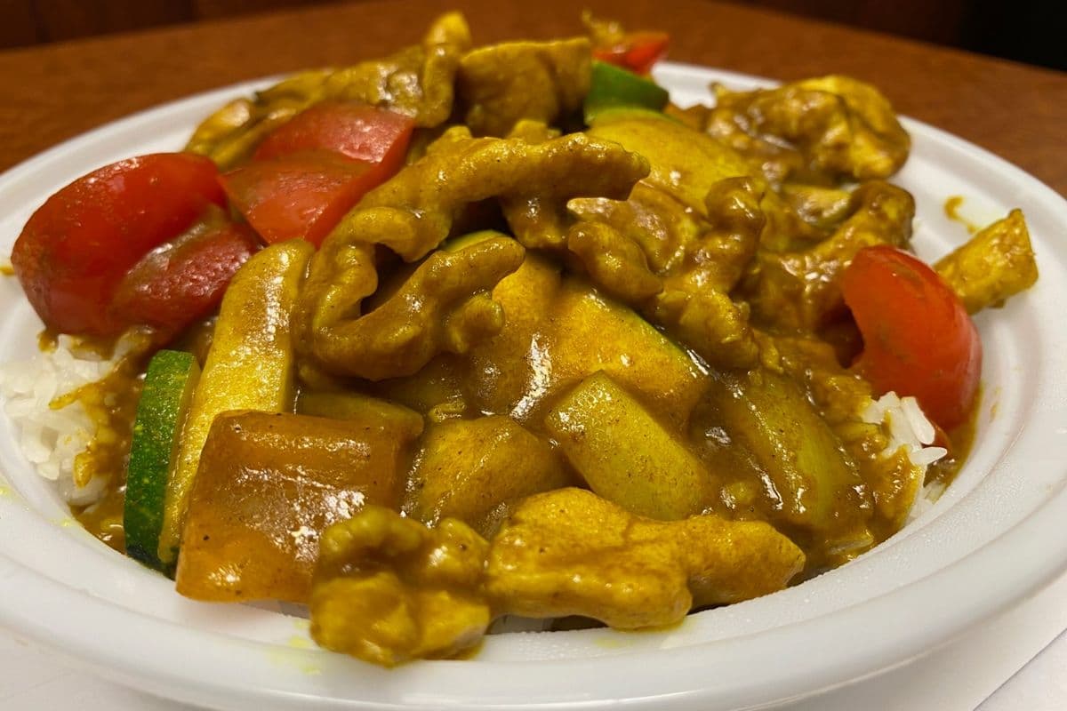 Curry Chicken On Rice (Bone In)