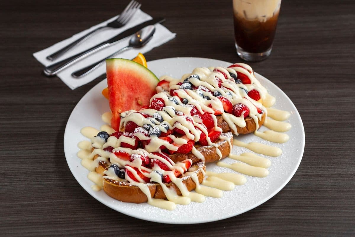 Pains dorés avec fruits frais et crème anglaise