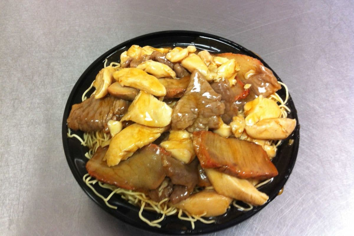 Mixed Meat on Noodles 混合肉铺面
