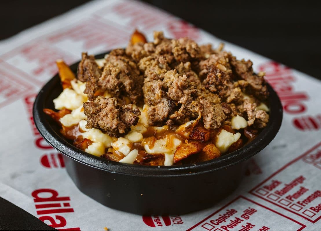 Poutine moyenne à la viande hachée
