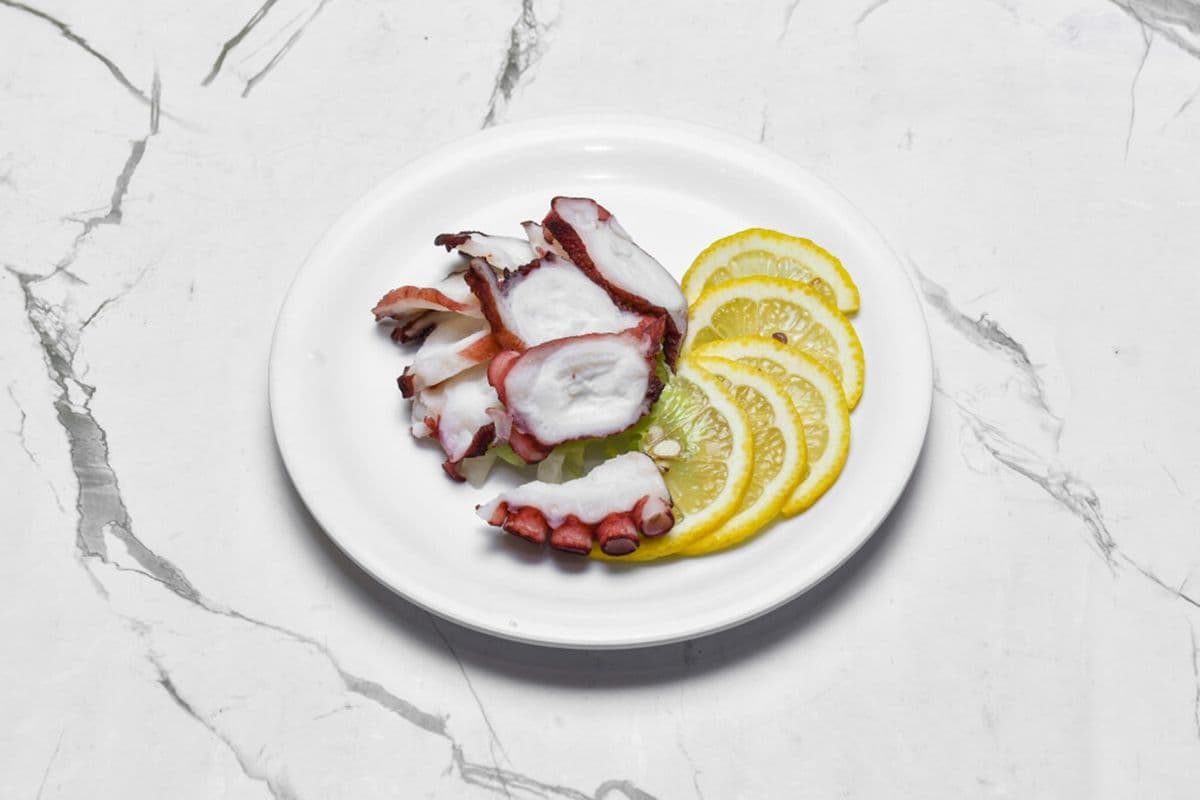 F7. Octopus Sashimi (6 Pcs)
