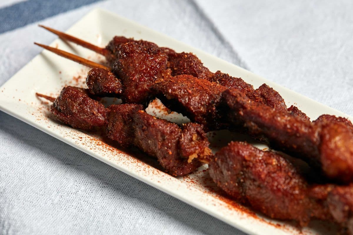 F8. Brochettes d’agneau frit (3 mcx) / Deep-Fried Lamb Skewers (3 pcs)