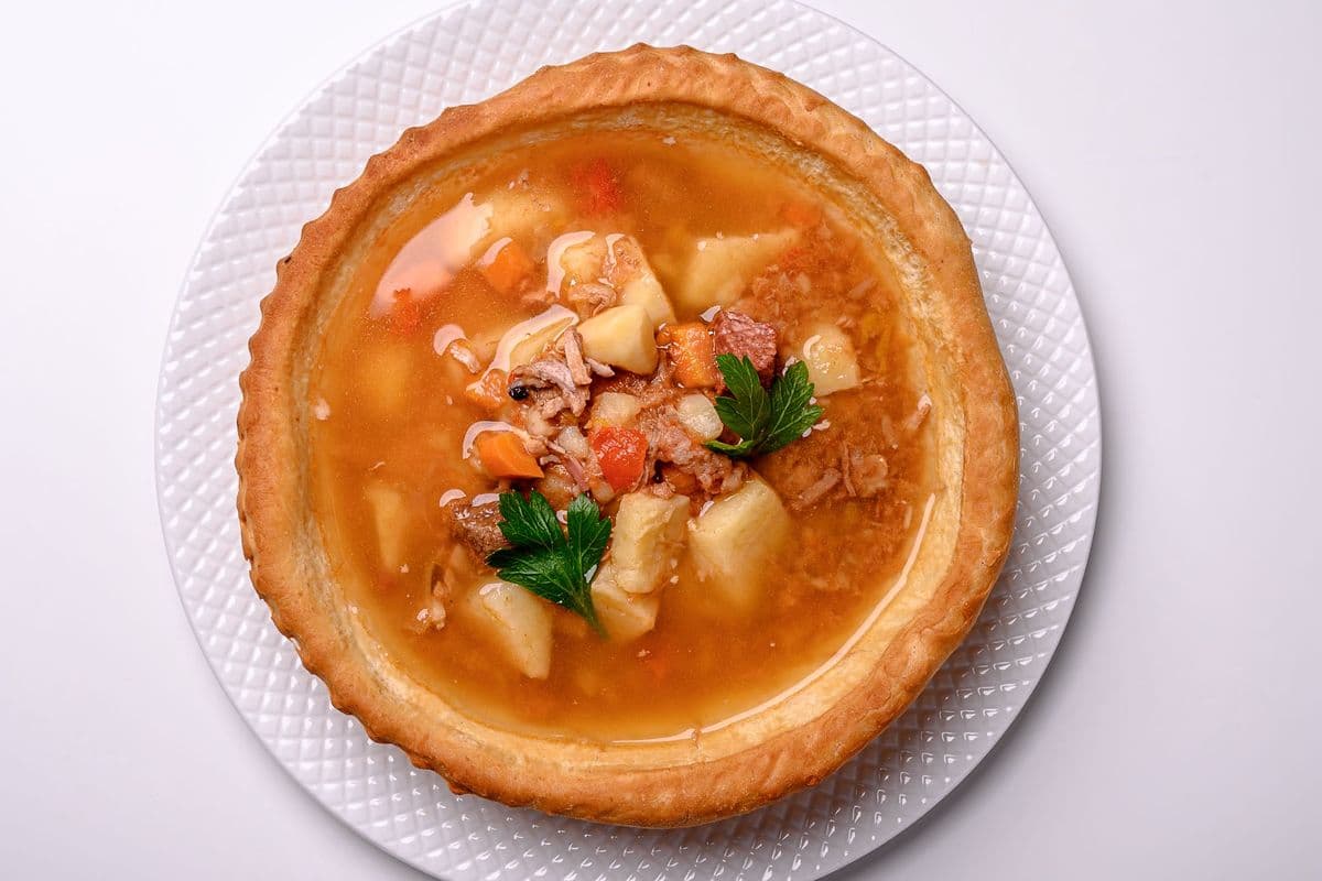 BOGRACH SOUP in Bread Plate (450g) (70 Cal)