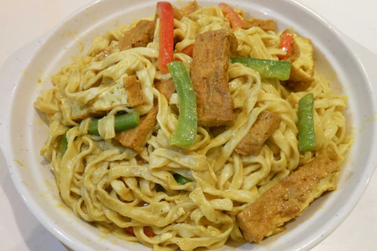 Braised E-fu Noodle with Deep-fried Tofu in Coconut Curry Sauce 咖喱椰汁炆伊麵