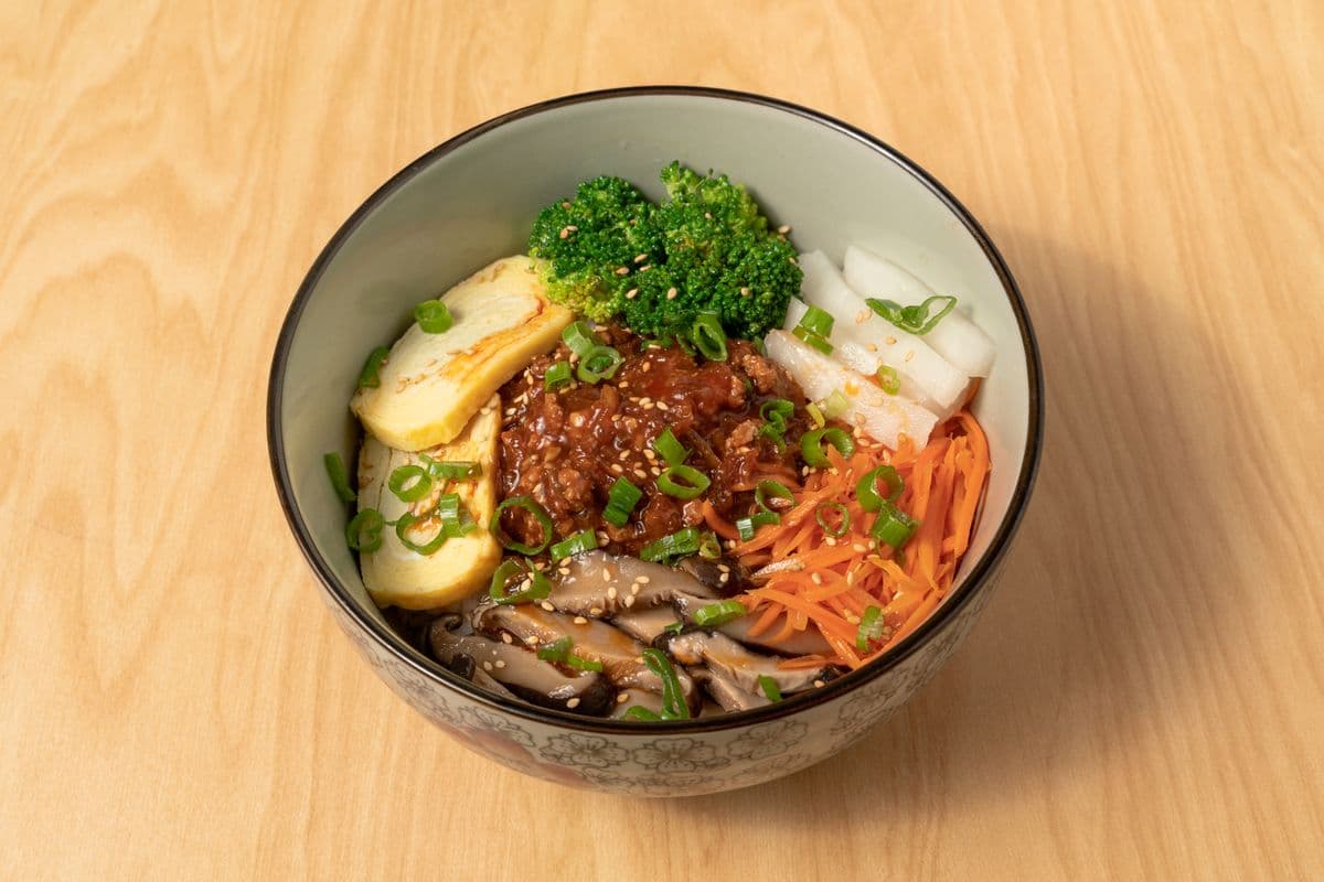 R-1 Bimbimbap bol de riz avec légumes et viande au porc haché / R-1 Bimbimbap Rice Bowl with Vegetables and Minced Pork Meat