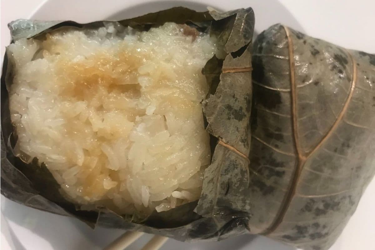 11. Riz collant au porc et au poulet dans des feuilles de lotus (2 mcx) / Sticky Rice with Pork and Chicken in Lotus leaves (2 pcs)