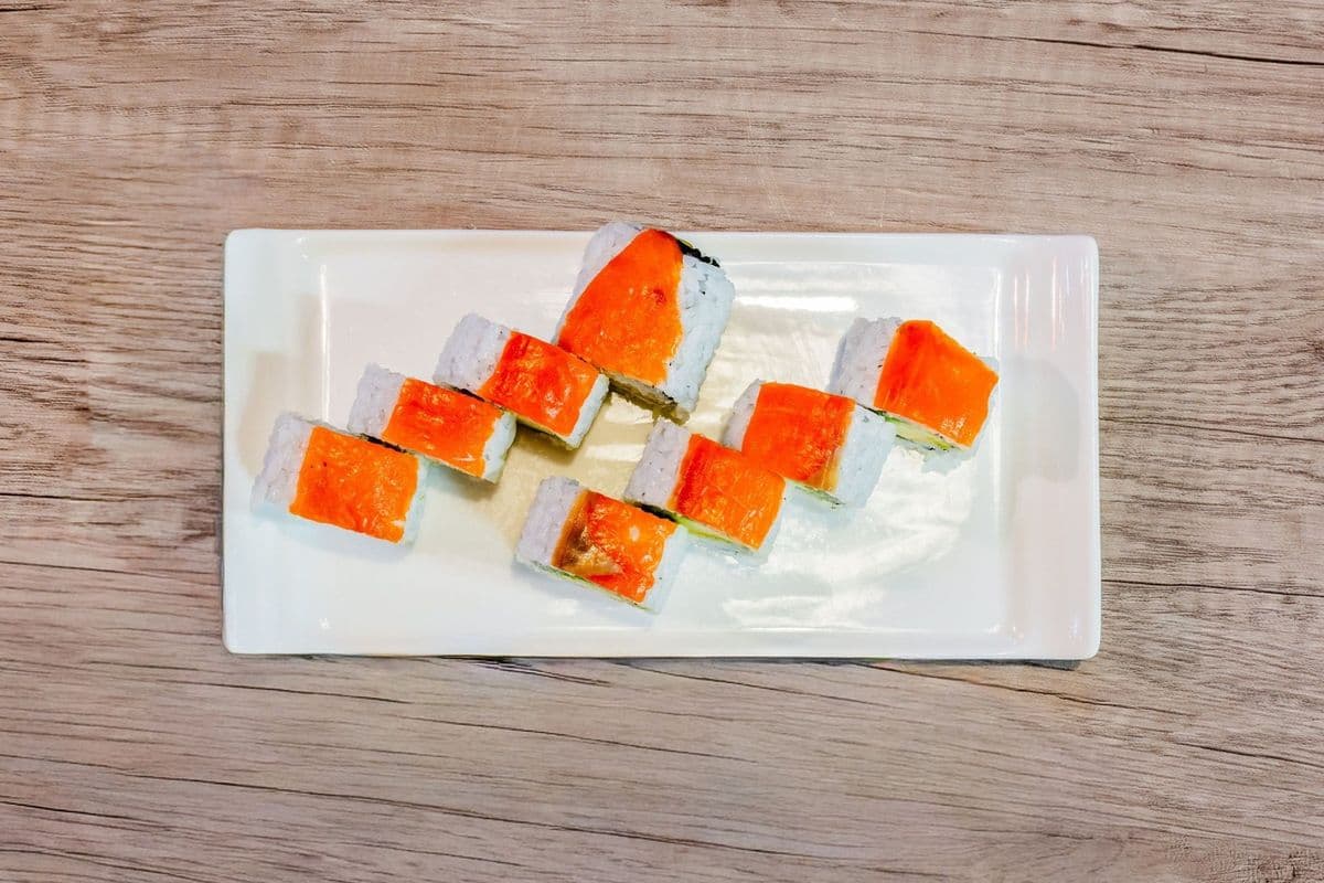 Jumbo Smoked Salmon Roll (8 pcs)