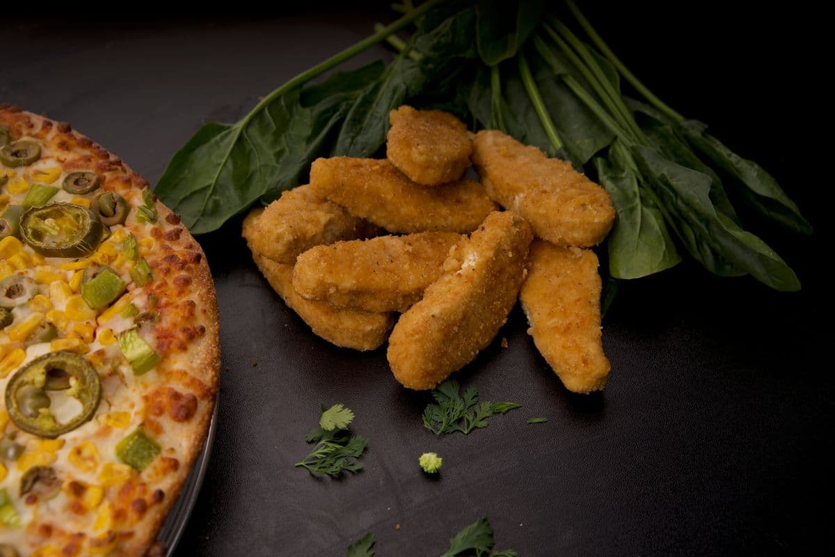 Weekday Special (Large Pizza, 4 Toppings, 10 Plant Tenders, 1 Dip)