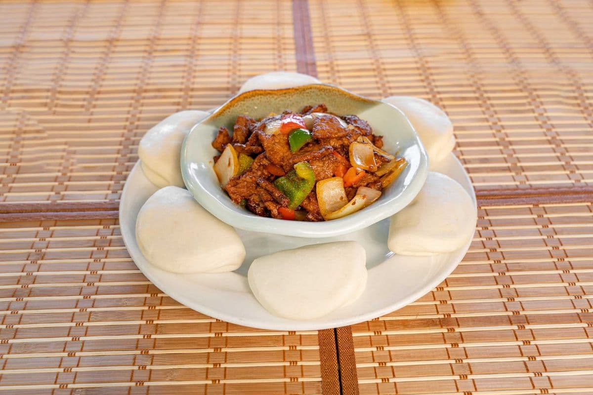 A05. Stir Fried Beef with Onion and Lotus Leaf Shaped Buns 荷叶饼炒烤牛柳