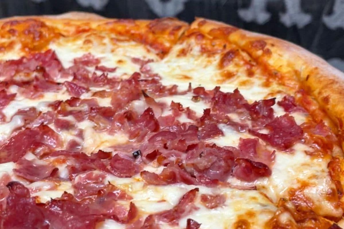 14" grande pizza à la viande fumée / 14" Large Smoked Meat Pizza