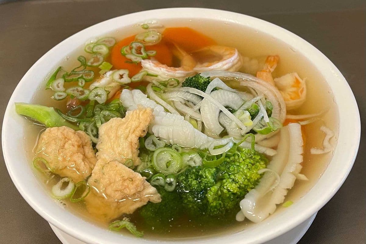 D8. Seafood Rice Noodle Soup / Phở Đồ Biển