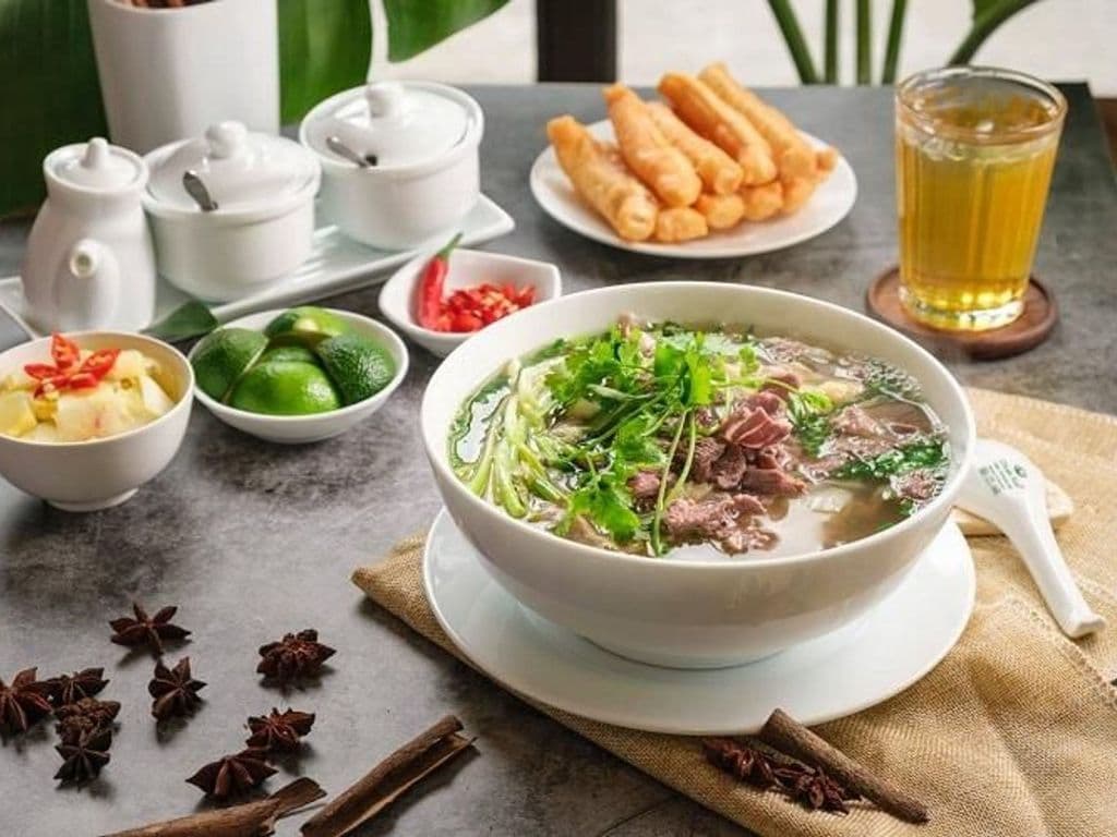 P6: Rare beef, meat balls with rice noodle in soup