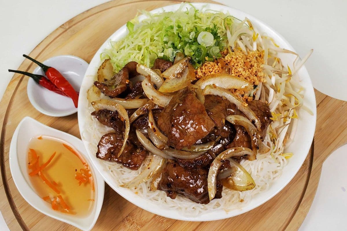 A2 Vermicelli Bowl with Spicy Lemongrass Protein and Two Spring Rolls, comes with Fish Sauce and Peanut ( Spicy )
