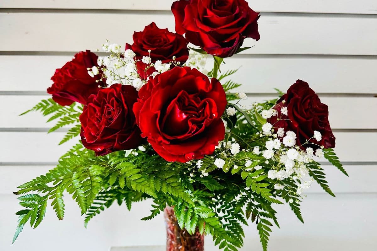 6 Roses in a Vase