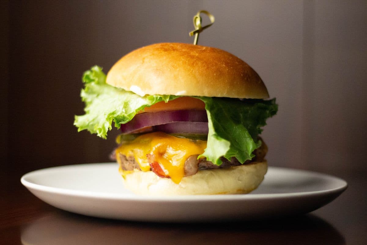Bacon Cheddar Beef Burger (6 oz)