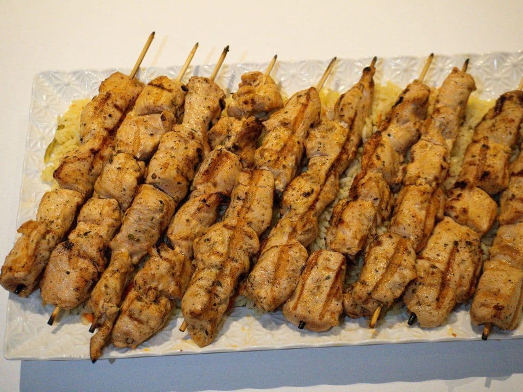 Family special- 10 Bâtonnets de Souvlakis au Poulet + Frites ou Riz format familial