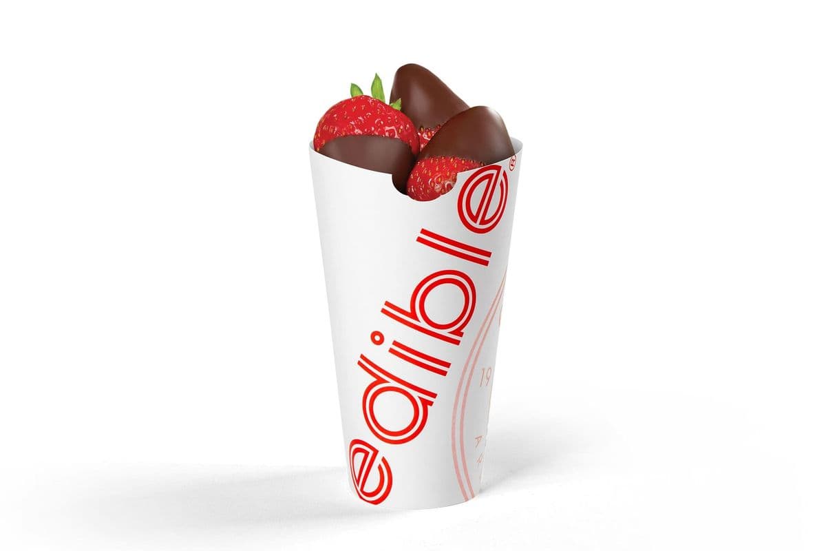 Cornet de fraises enrobées de chocolat / Chocolate Dipped Strawberries Cone