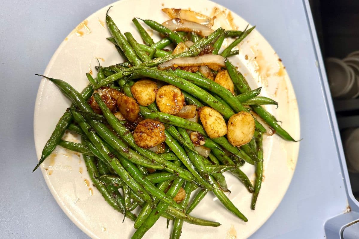 F2. Pétoncles et pois mange-tout avec sauce XO / Scallops and green with XO Sauce