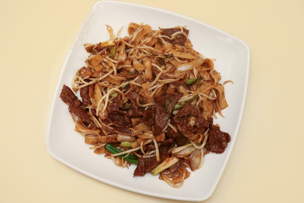 Pan Fried Sliced Beef and Rice Noodle 乾炒牛河 Party Trays (派對大盤)