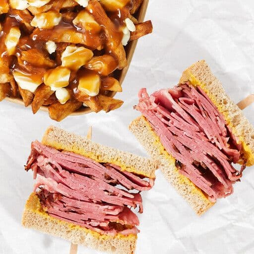 Sandwich à la viande fumée avec poutine