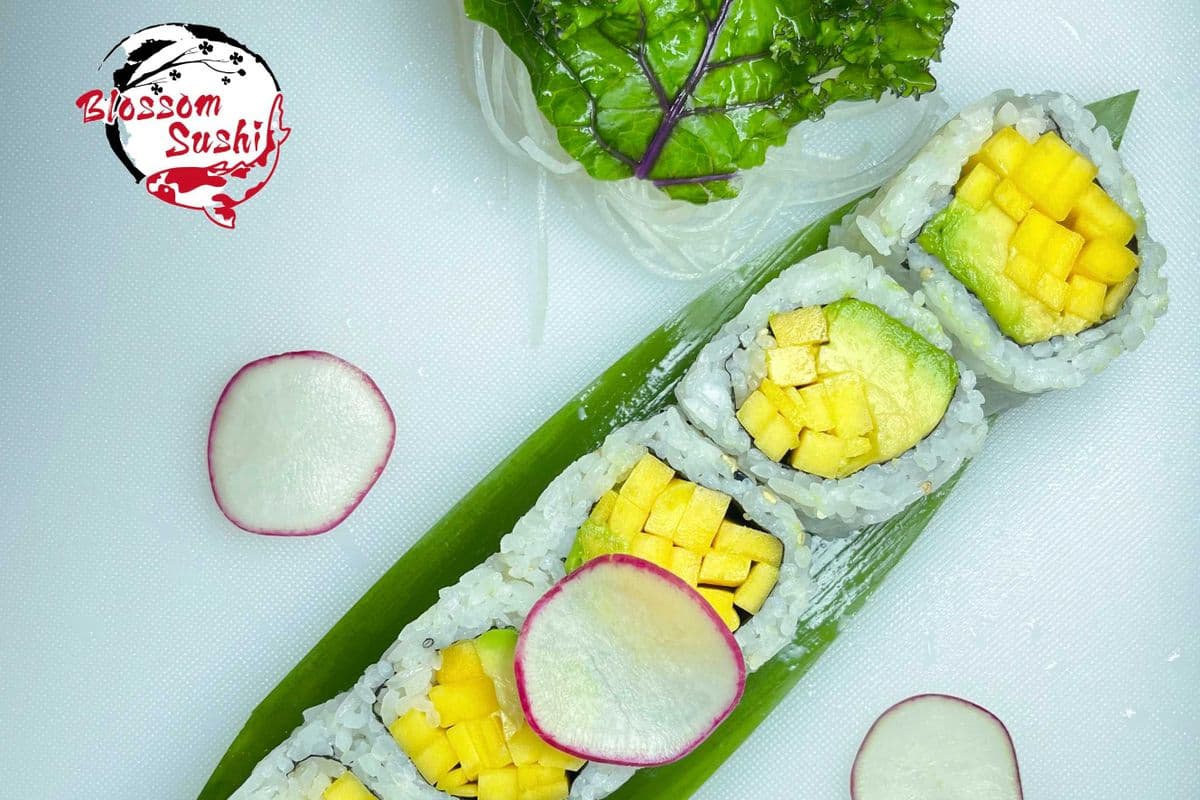 Mango Avocado Roll (6 pcs)