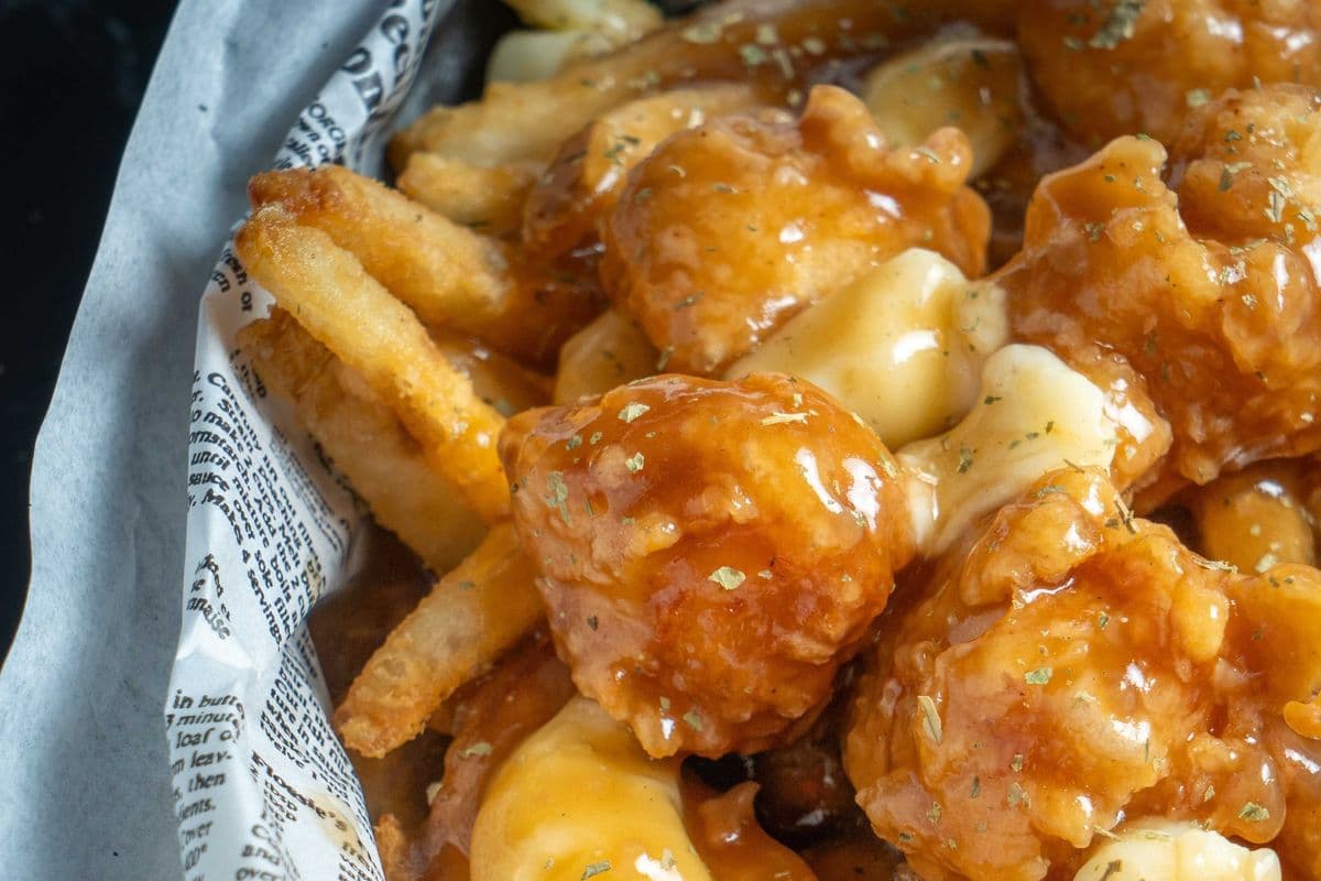 Popcorn chicken Poutine