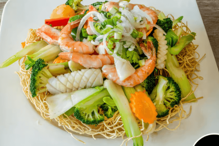 D.4 Mì Xào Dòn Gà / Tôm / Bò (Crispy Egg Noodle and Chicken or Shrimp or Beef)