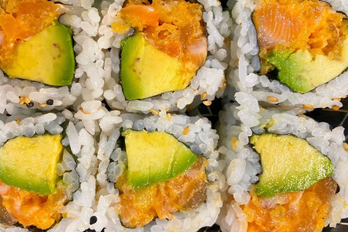 Spicy Salmon Avo Roll (6 pcs)