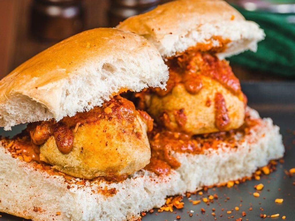 Schezwan Vada Pav (2 pcs)
