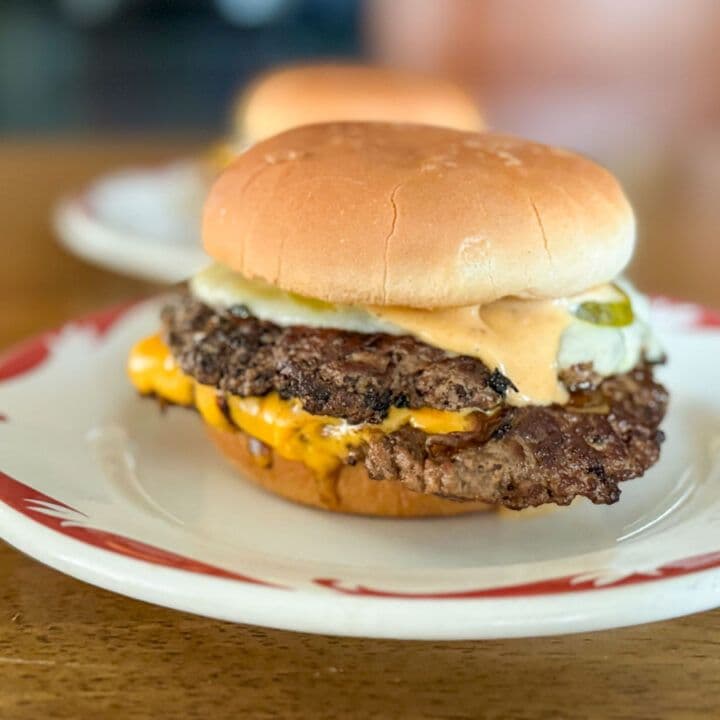 SMASH BURGER SERVI AVEC FRITES 