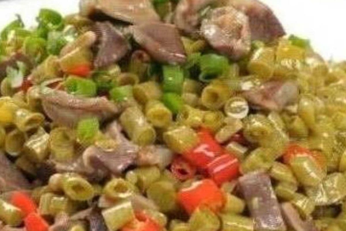 酸豆角炒鸡杂盖饭（辣）Stir Fried Chicken Gizzard and Green Pepper Rice Bowl (Spicy)