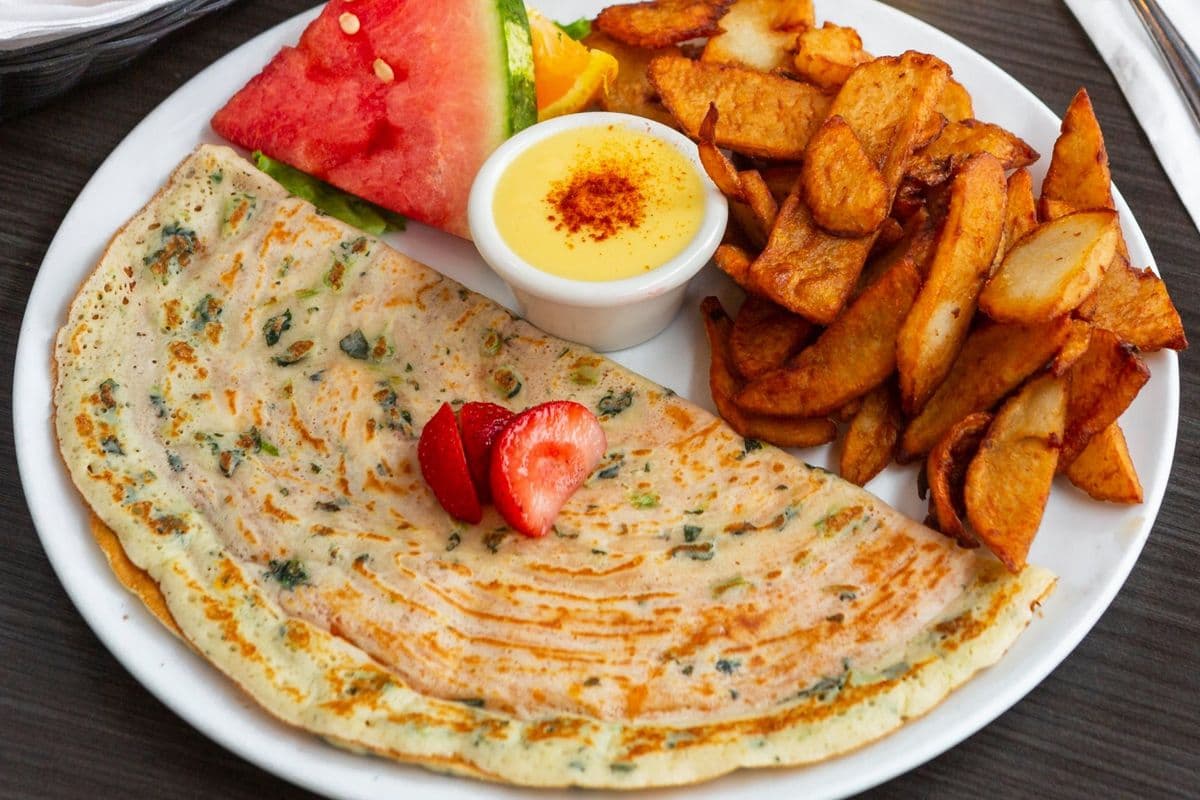 Épinards, fromage cheddar avec sauce hollandaise à côté