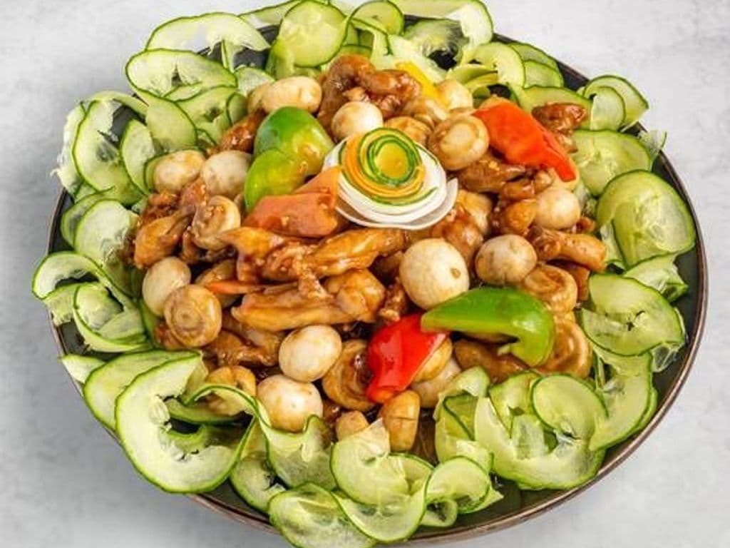Stir-Fried Mushroom Chicken (鲜蘑菇炒鸡)