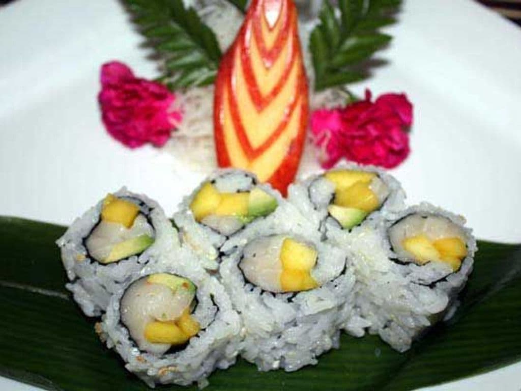 Escolar Fish Mango Avocado Roll (6pcs)