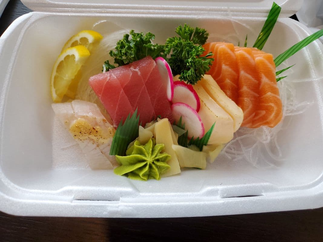 05. Assorted Sashimi (9 pcs)