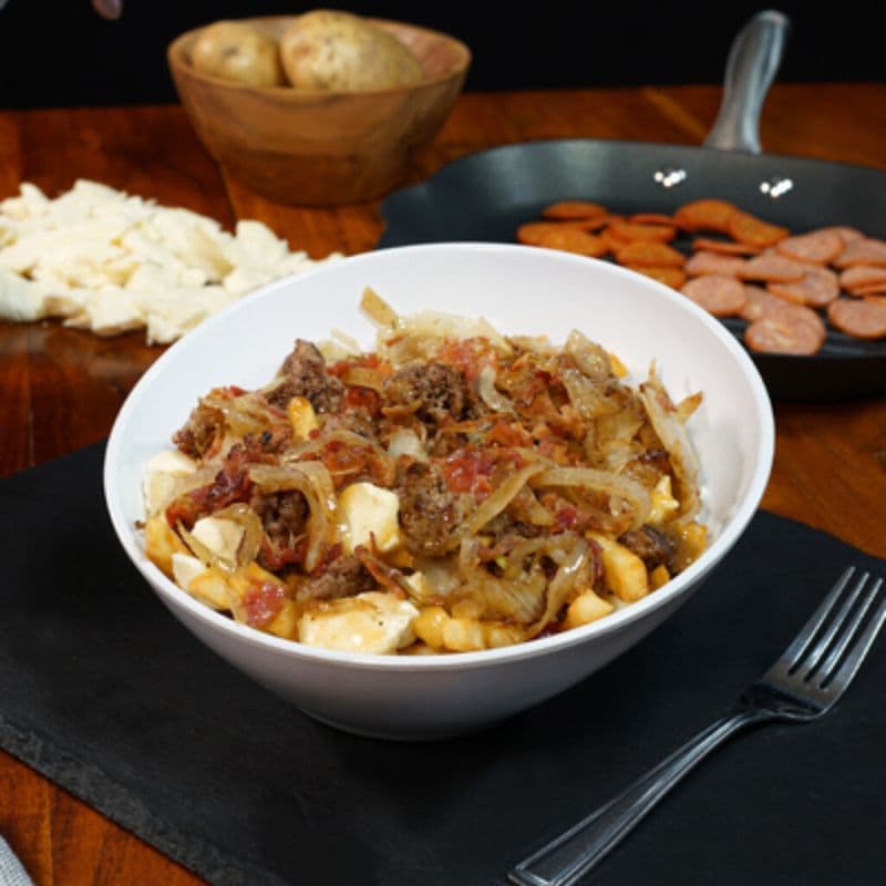 Moyenne poutine viande hachée, oignons et bacon / Moyenne poutine viande hachée, oignons et bacon
